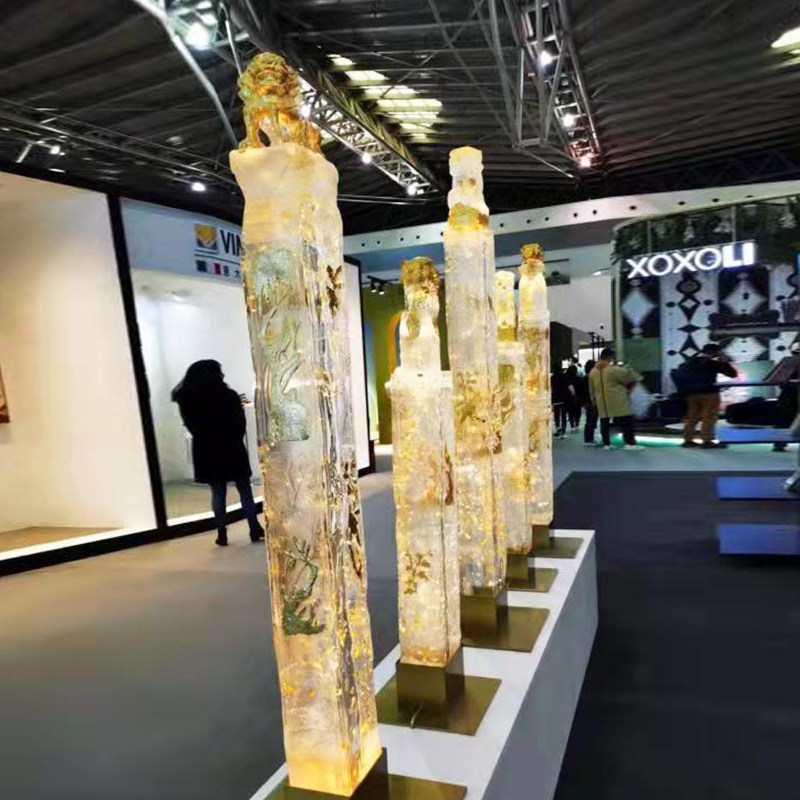 Transparent gold foil lion landing ornament Pix...